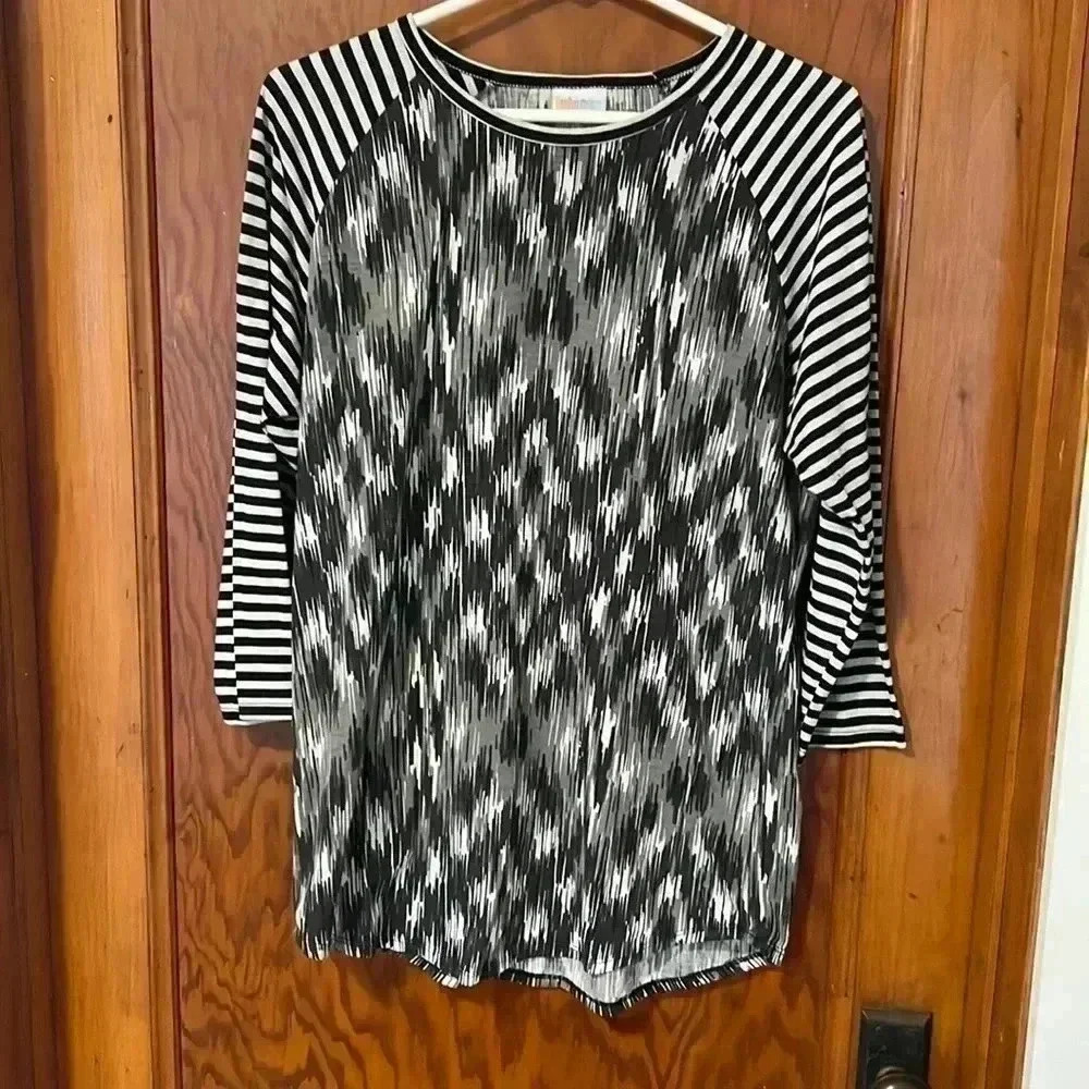 LulaRoe Women’s Long Sleeve Top V14